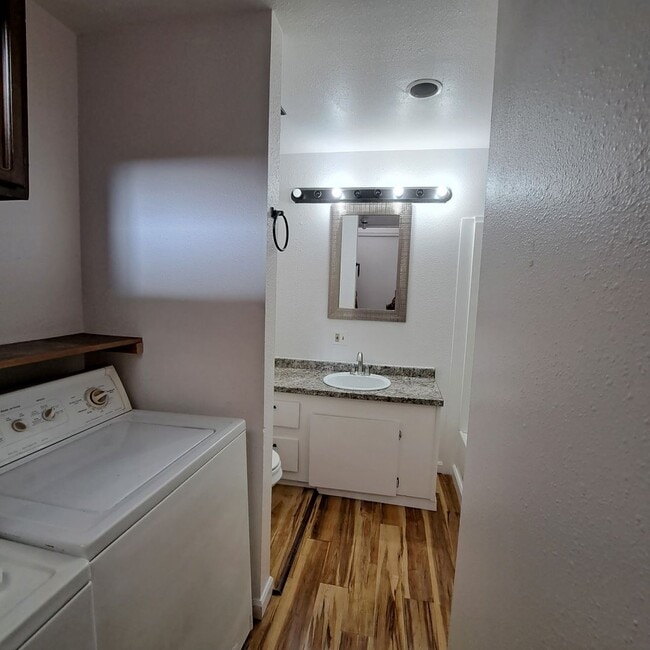 Building Photo - Quaint one bedroom, desirable unit
