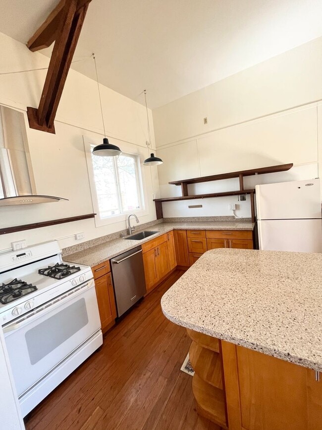 Building Photo - Bernal Heights Garden Cottage - Pet Friendly!