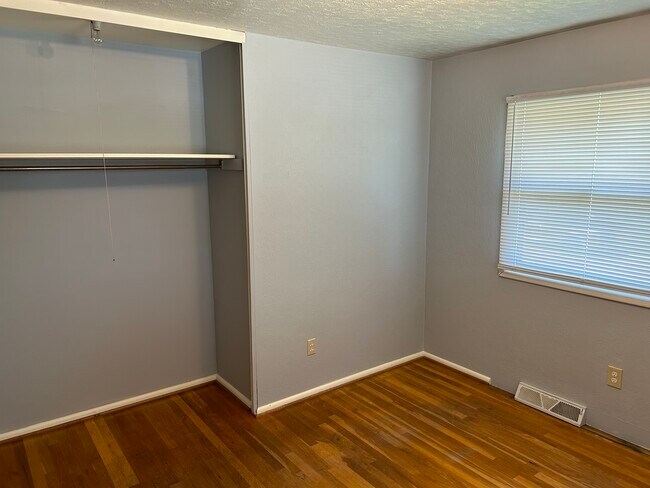 Building Photo - 826 Woodhill Rd