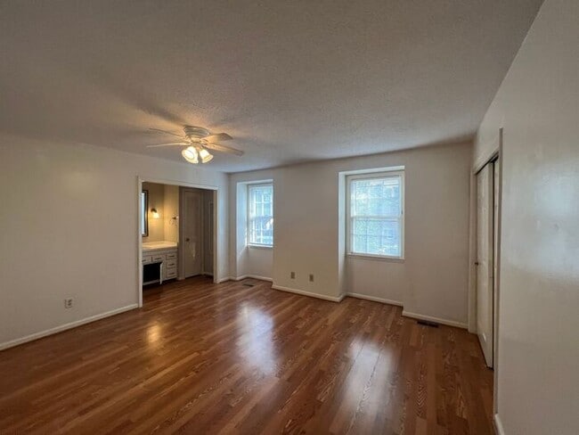 Building Photo - 6-7 month lease term!!! Popular town home ...
