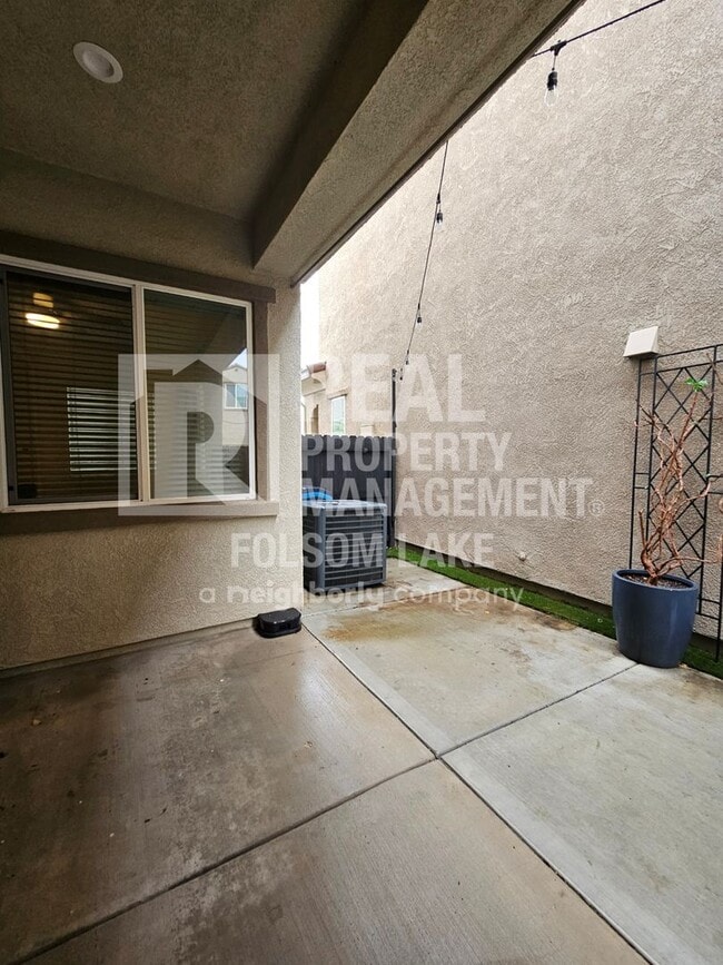 Building Photo - Spacious 3 bedroom 2.5 bath in the Westshore Lake Neighborhood