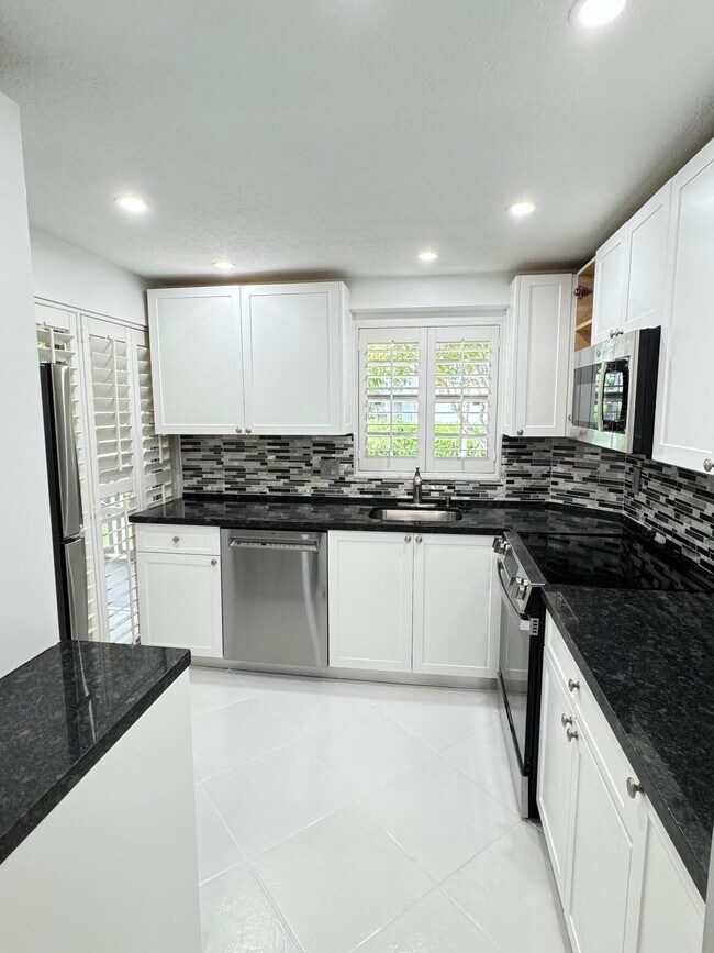 Building Photo - 100 Royal Palm Way