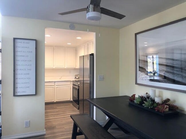 Building Photo - Desirable Redwood Shores Townhouse