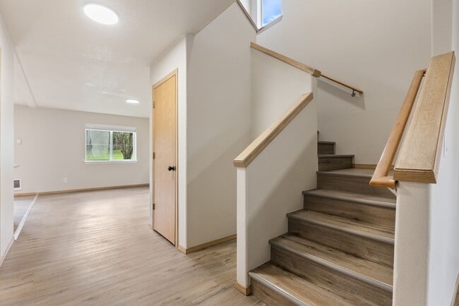 Building Photo - Beautiful Renovated 4b/2.5 bath home - SE Portland