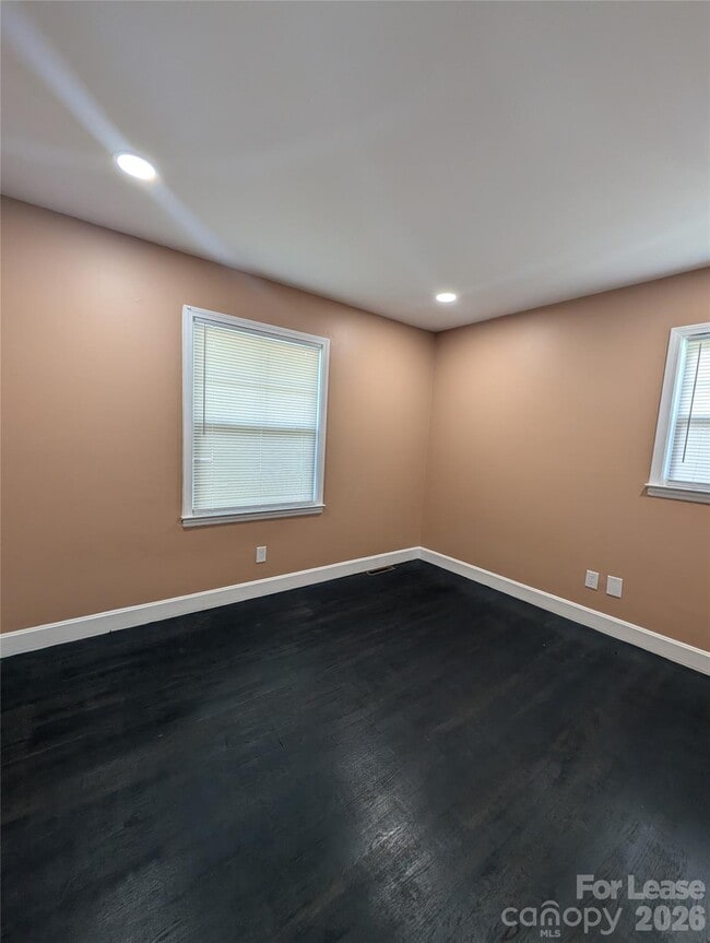 Building Photo - 2800 Dalecrest Dr