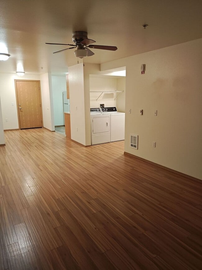Building Photo - 3 bedroom 1 bath - Washer/Dryer in unit! Corner unit comes with a garage! $500 off first month's ...