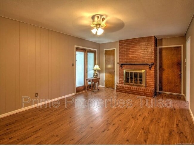 Building Photo - 156 E 57th Pl