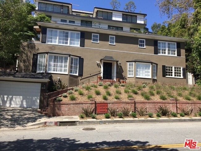 Building Photo - 1257 Sunset Plaza Dr