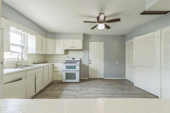 Building Photo - LIMITED TIME**NO APPLICATION FEE**1/2 OFF DEPOSIT**