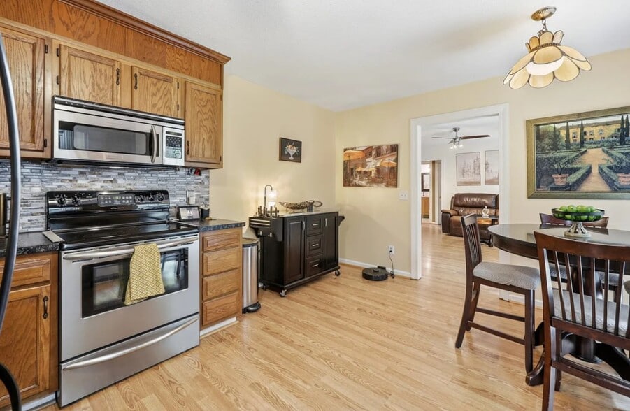 Building Photo - 409 Airle Pl