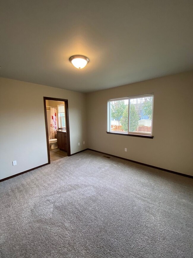 Building Photo - Beautiful 3 Bedroom 2.5  Bathroom Townhome w/ 2-car Garage - in the Eastmont School District!