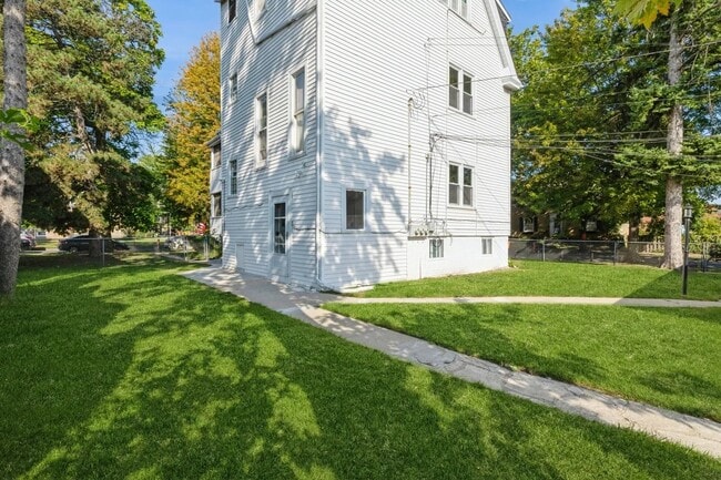 Building Photo - 6867 N Ottawa Ave