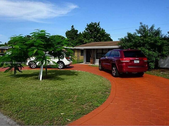 Building Photo - 2631 Alcazar Dr