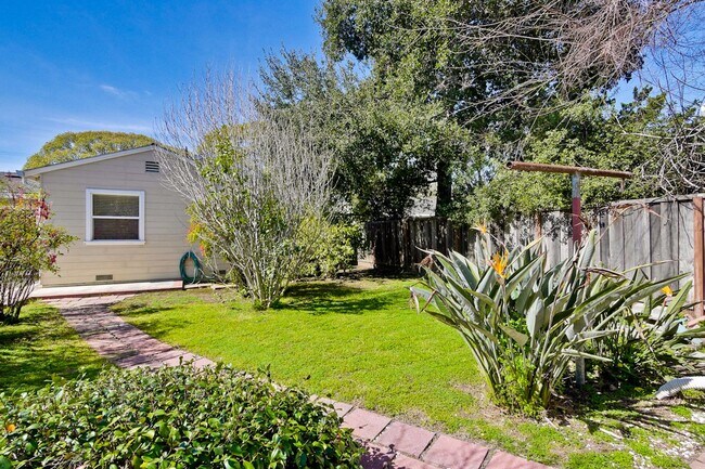 Building Photo - Awesome Home Located in a Quiet Tree Line ...
