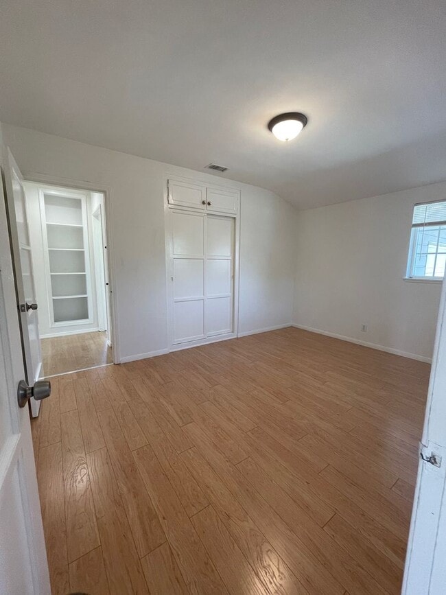 Building Photo - Charming 3 bedroom pool home