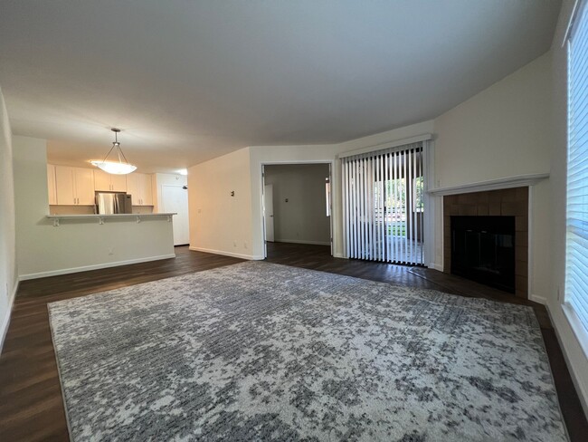 Building Photo - Renovated Fremont 2 Bed / 1 Bath Condo wit...