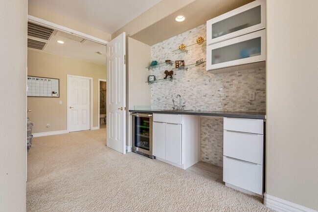 Building Photo - Luxurious, Entertainers Dream 4 Bedroom Home