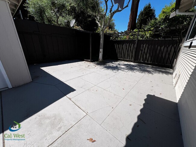 Building Photo - $4000 Beautiful Cottage Style 2 Bed 1 Bath...