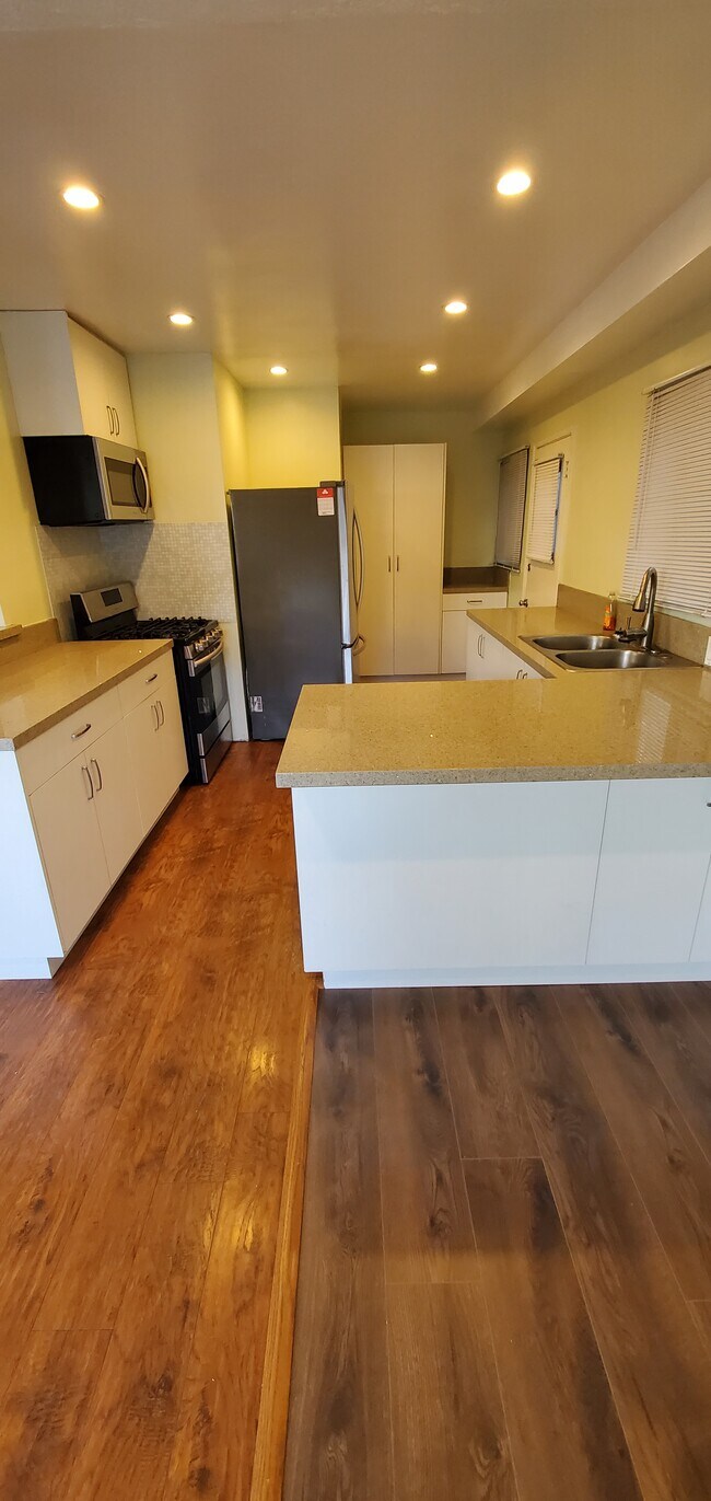 Building Photo - 11913 Culver Blvd