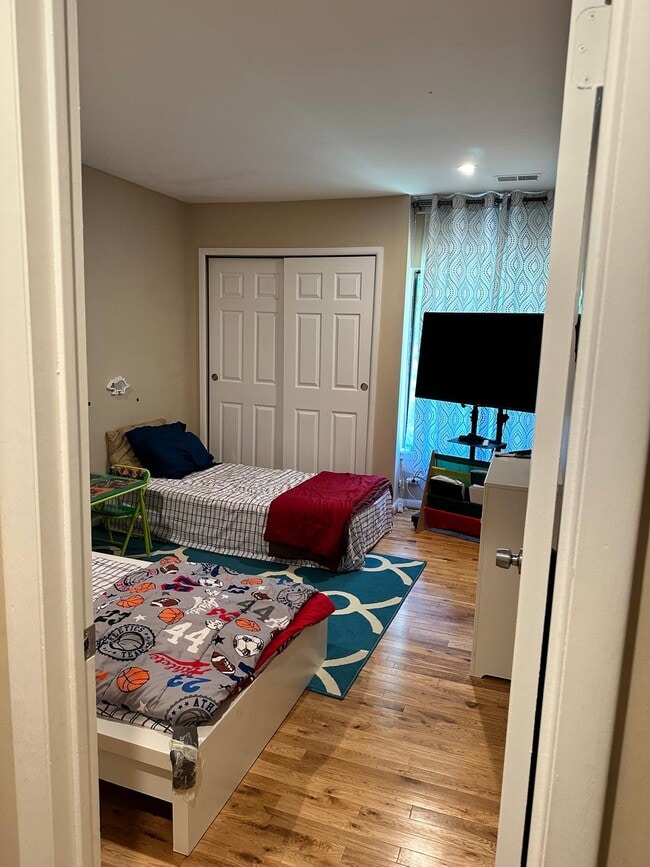 Building Photo - 4933 Casimir St