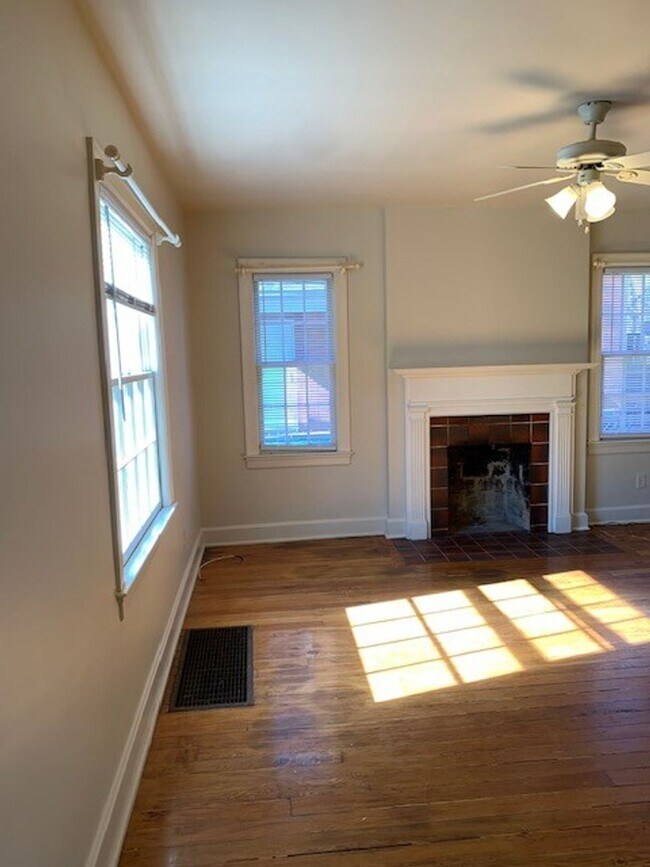 Building Photo - Duplex located close to UK, Downtown or St...