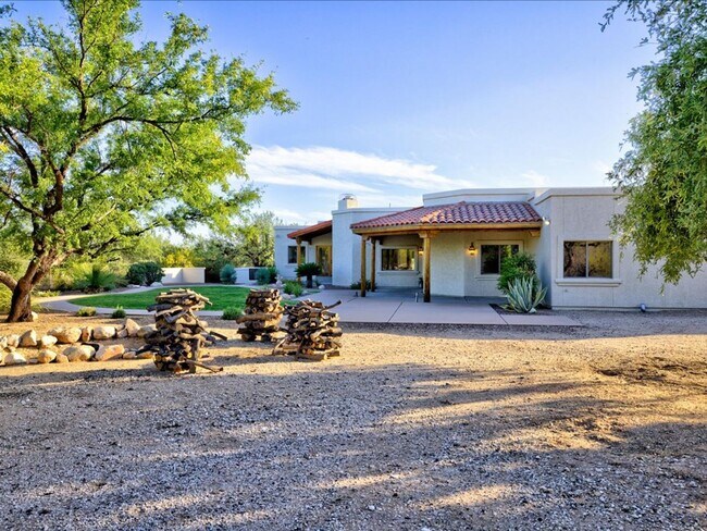 Building Photo - 4 Bedroom 4 Bathroom