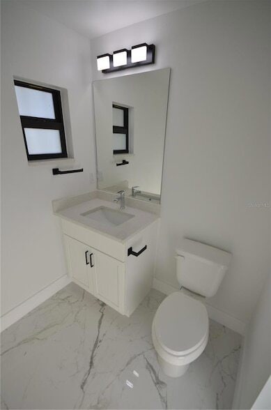 Building Photo - 1242 Hathor St E