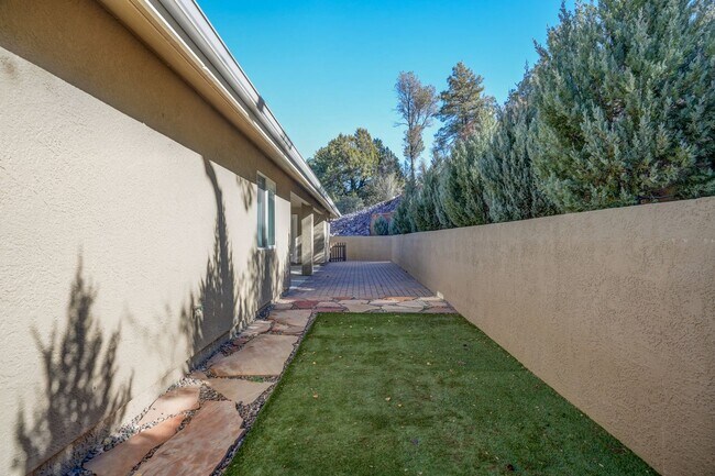 Building Photo - Extra spacious 3 bed 2 bath home in Kingsw...