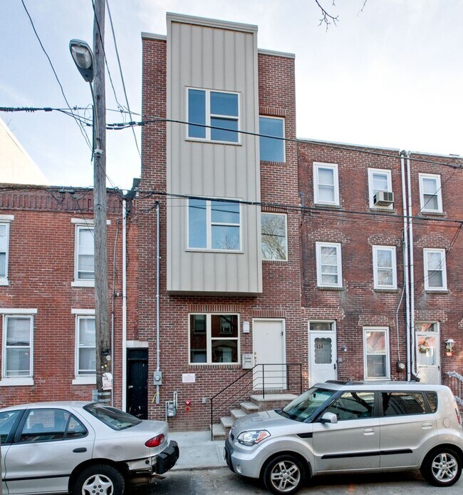 Building Photo - Queen Village Townhome