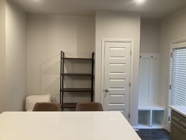 Building Photo - FULLY FURNISHED Home in Hermatige