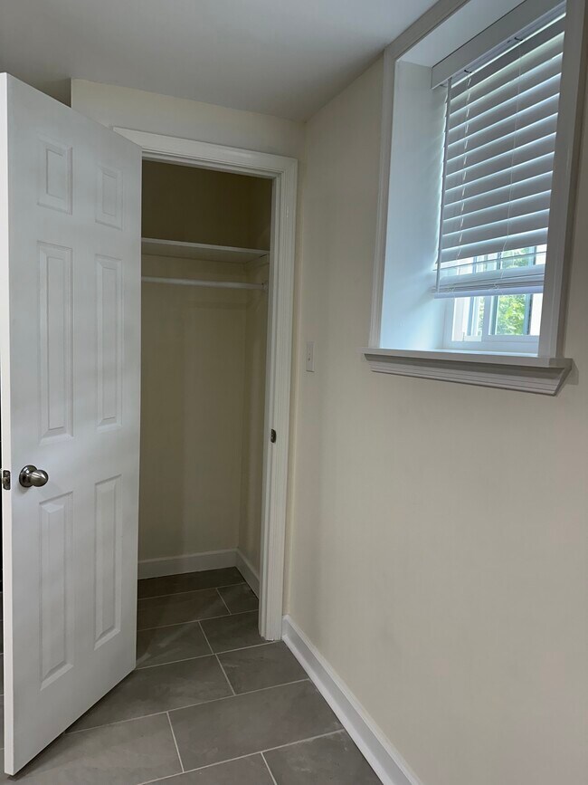 Building Photo - 8406 Spruce Hill Dr