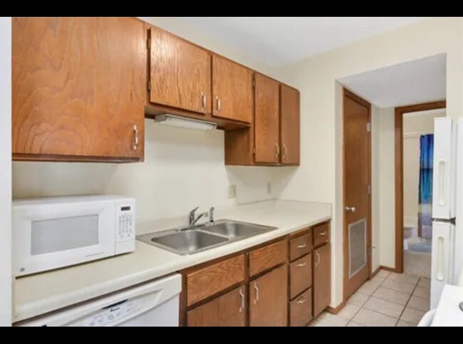 Building Photo - Spacious 2 Bedroom Condo