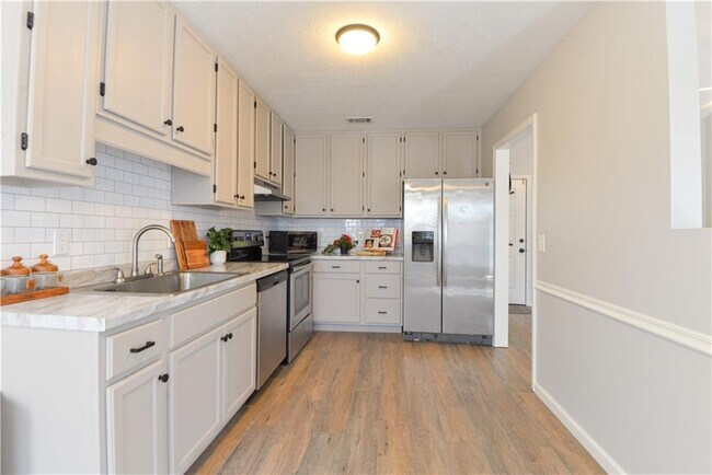 Building Photo - 736 Regina Ct NW