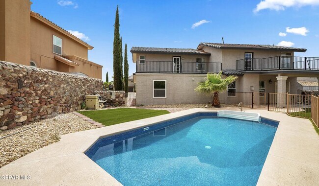Building Photo - 908 Los Pinos Way