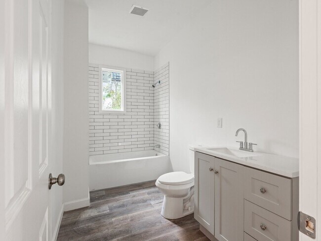 Building Photo - 42 William St