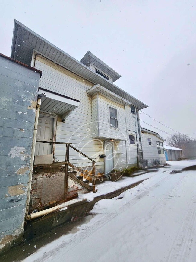 Building Photo - One of a kind 2 story 3-bedroom apartment!