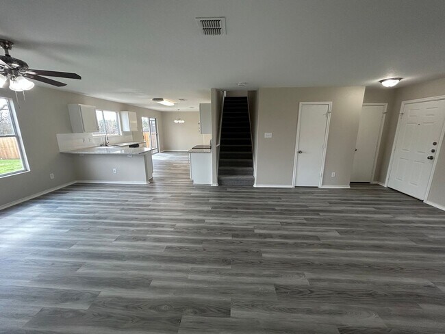 Building Photo - **MOVE IN SPECIAL** COMING SOON* Desirable Location In Cibolo! Spacious Home with Loft & Fenced B...