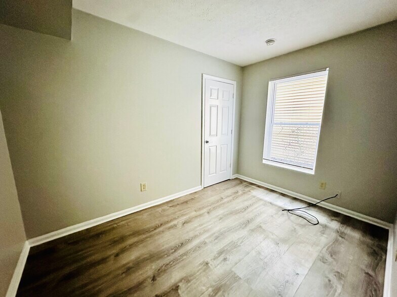 Building Photo - 2113 Magazine St