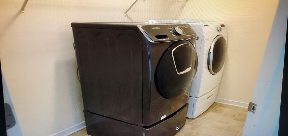 1 ST FLOOR LAUNDRY ROOM WITH WASHER & DRYER - 805 Pristine Ln