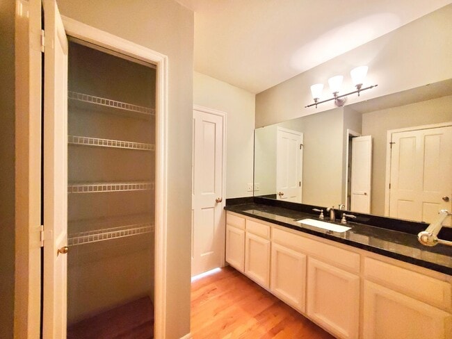 Building Photo - Gorgeous Lakeview Home for rent