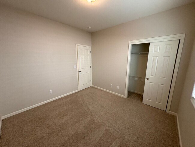 Building Photo - Immaculate NW Visalia home for rent!