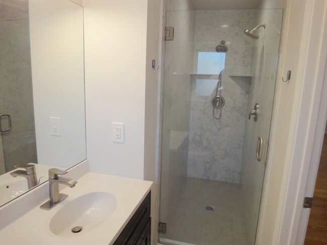 Building Photo - 3 Le Claire Ct