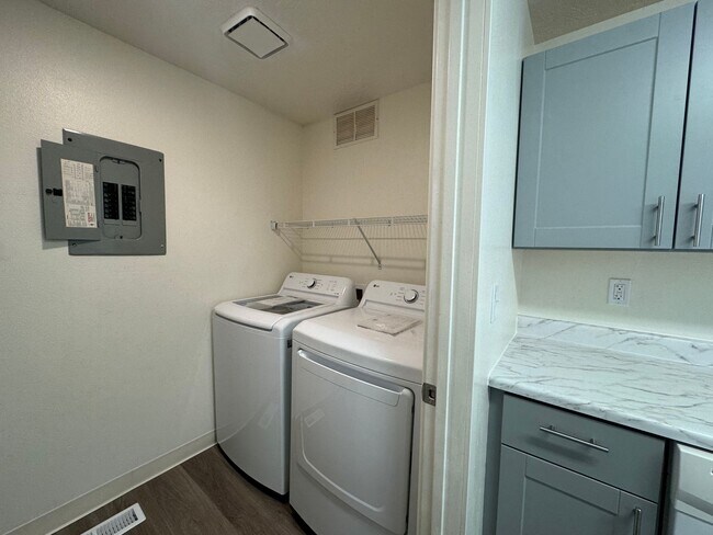 Building Photo - 3125 S Apple St