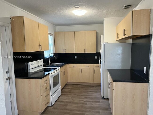 Building Photo - 1707 NW 14th Ct