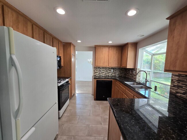 Building Photo - 2602 Overland Ave