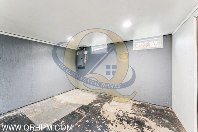 Building Photo - 3 bedroom, 1.5 baths Ranch home with a bas...