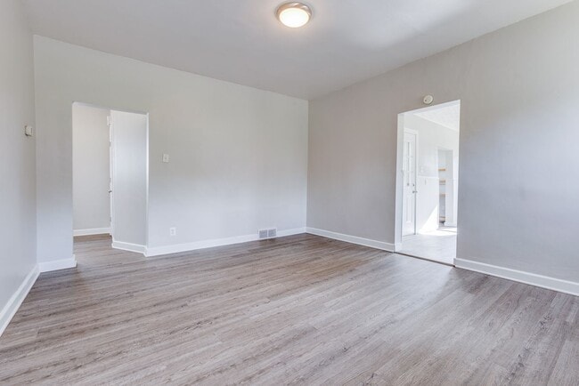 Building Photo - AVAILABLE JULY 2026 - Spacious 2 Bedroom Home w/ Fenced Yard & AC!