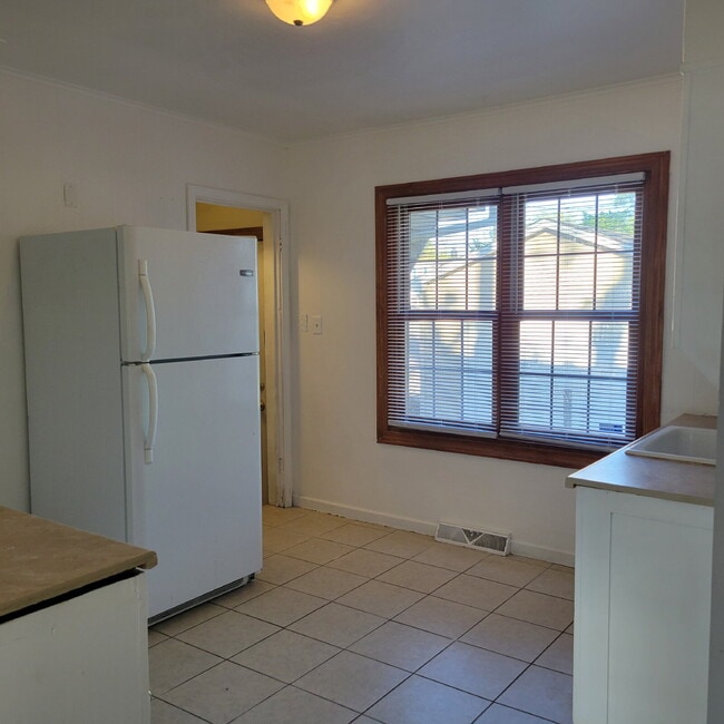 Building Photo - Highway to Home: Rent this 'Neighborly Oasis' 2 Bed/1 Bath with a Garage Bonus!