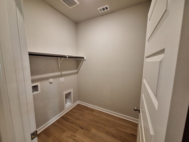 Building Photo - Stunning Duplex in Emma Park