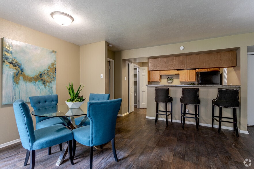 2BR, 2BA - 975 SF B2 Classic - Kitchen/Dining Area - Summerwood Cove